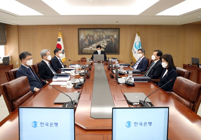 금융통화위원회가 27일 서울 중구 한국은행에서 열린 가운데 이주열 한국은행 총재를 비롯한 금통위원들이 마스크를 쓴 채 회의에 임하고 있다. 한국은행 제공