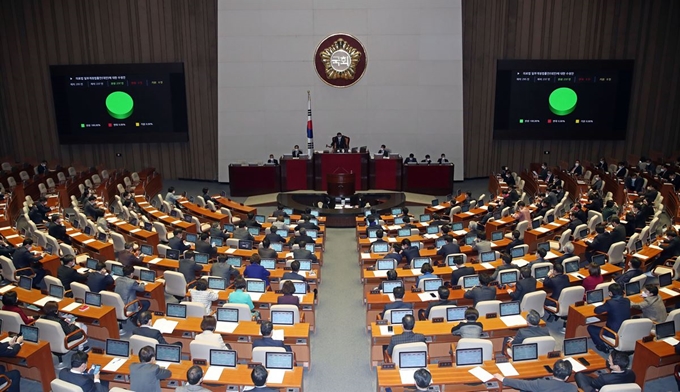 26일 국회 본회의장에서 열린 본회의에서 의료법 일부개정법률안(대안)에 대한 수정안이 통과되고 있다. 연합뉴스