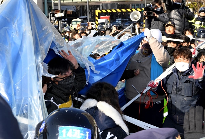 종로구청 직원들이 27일 오전 광화문 정부서울청사 인근에 설치된 고 문중원 기수 시민대책위원회 천막 농성장을 철거하고 있다. 왕태석 선임기자