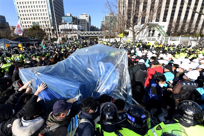 종로구청 철거반원들이 27일 오전 광화문 정부서울청사 인근에 설치된 고 문중원 기수 시민대책위원회 천막 농성장을 철거하고 있다. 왕태석 선임기자