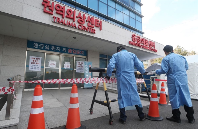 27일 오후 울산시 동구 울산대병원 응급실이 폐쇄돼 있다. 이날 울산대병원 응급실 근무 의사 1명이 신종 코로나바이러스 감염증(코로나19) 확진 판정을 받았다. 연합뉴스