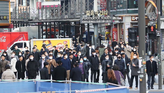 신종 코로나바이러스 감염증(코로나19)의 여파로 27일 서울 종로구 종각 젊음의 거리에서 직장인 등이 마스크를 착용하고 있다. 연합뉴스