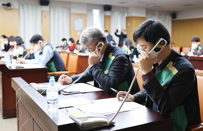 대전시 공무원들이 전화로 27일 지역 신천지 교인들의 신종 코로나바이러스 감염증 감염 여부에 대한 전수조사를 하고 있다. 대전시 제공.