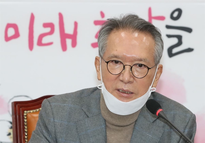 김형오 미래통합당 공천관리위원장이 26일 서울 여의도 국회에서 기자간담회를 하고 있다. 뉴시스