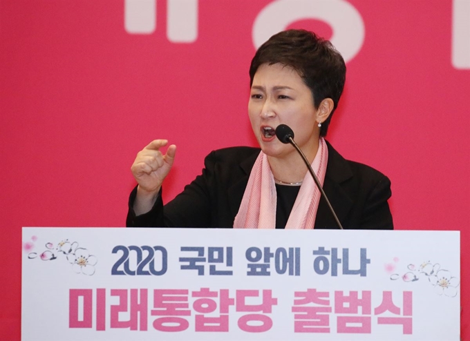 이언주 전 전진당 대표가 17일 국회 의원회관에서 열린 미래통합당 출범식 '2020 국민 앞에 하나' 에서 축사하고 있다. 연합뉴스