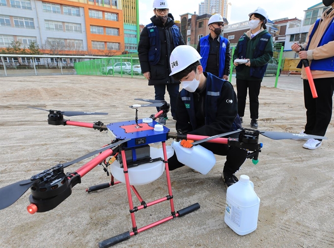 27일 경기도 수원시 장안구 송정초등학교에서 사회적기업 '사람과 자연 협동조합'과 수원농생명과학고 동아리 '더 드론' 학생들이 드론을 이용한 신종 코로나바이러스 감염증(코로나19) 확산 방지를 위한 방역을 준비하고 있다. 수원=뉴스1