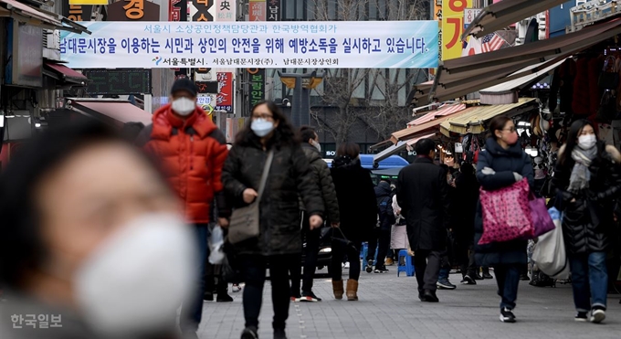 7일 서울 남대문시장을 찾은 관광객들이 마스크를 쓴 채 쇼핑을 하고 있다. 서재훈 기자