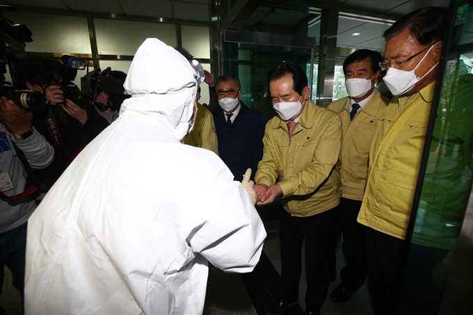 정세균 국무총리가 27일 경북 경산시 대동 영남대학교 생활관에 들어가며 손 소독을 하고 있다. 영남대 측은 혹시 모를 신종 코로나바이러스 감염증(코로나19) 확산을 우려해 중국인 유학생들이 입국하면 2주간 생활관에서 격리 생활을 하도록 했다. 경산=연합뉴스