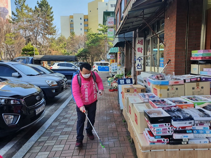 권세호 대구수성을 미래통합당 예비후보가 수성구 도로가에서 4일 코로나19 방역활동을 하고 있다. 본인 제공