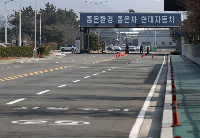 현대자동차 울산 공장 직원이 신종 코로나 1차 양성 판정을 받아 비상이 걸렸다. 사진은 울산시 북구 현대차 명촌정문 앞 도로가 평소 줄지어 출입하던 부품 납품 차량이 없어 한산한 모습. 울산=연합뉴스