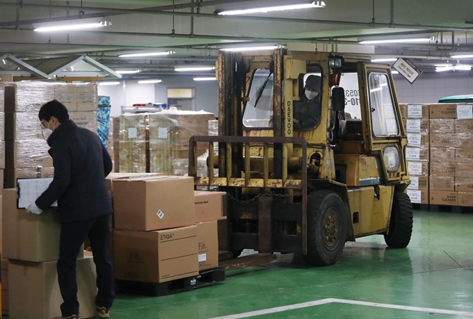 28일 오전 대구시 수성구 대흥동 대구스타디움으로 전국 각지와 여러 기업 및 단체가 보낸 신종 코로나바이러스 감염증(코로나19) 대응 긴급구호 물품이 도착해 적재되고 있다. 연합뉴스