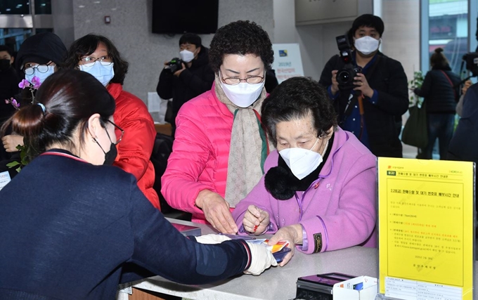 코로나19 여파로 마스크를 사려는 시민들이 28일 오후 경기 파주 문산우체국에서 마스크를 구입하고 있다. 뉴스1