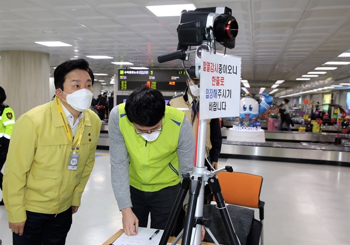 제주도는 신종 코로나바이러스 감염증(코로나19) 확산 예방을 위해 제주공항 국내선 도착장에 발열 감시 카메라를 추가 설치했다. 원희룡 제주지사가 지난 20일 설치된 카메라를 들여다 보고 있다. 제주도 제공.