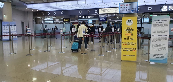 제주도는 신종 코로나바이러스 감염증(코로나19) 확산 예방을 위해 제주공항 국내선 도착장에 발열 감시 카메라를 추가 설치한 반면 탑승 수속이 이뤄지는 출발 구역에는 카메라가 설치돼 있지 않다. 제주공항 탑승 수속 장 앞 모습. 독자 제공