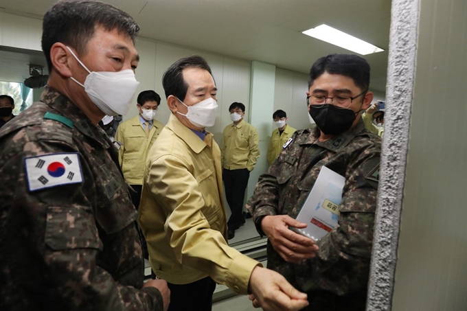 정세균(앞줄 가운데) 국무총리가 28일 오후 경북 경산시 하양읍 국군대구병원을 찾아 군과 군가족 등 부대 내부에서 발생하는 신종 코로나바이러스 감염증 확진자 진료를 준비하는 병원 내부를 살펴보고 있다. 뉴스1