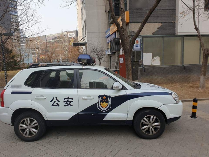 중국 베이징의 아파트 단지 안에 공안 순찰차자 주차돼 있다. 뒤편 건물에 주민위원회 사무실 입구가 보인다. 코로나19 사태 이후 부쩍 낯익은 광경이다. 베이징=김광수 특파원