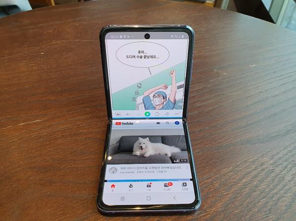 위 화면으로는 웹툰을, 아래 화면으로는 유튜브를 이용하고 있는 모습.