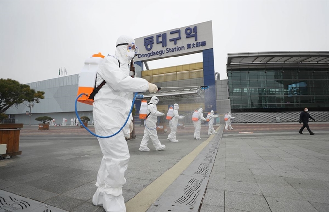 휴일인 29일 대구시 동구 동대구역에서 육군 현장지원팀이 신종 코로나바이러스 감염증(코로나19) 확산을 막고자 방역 작전을 펼치고 있다. 대구의 신종 코로나 확진자 수는 전날보다 두배가량 늘어난 22,236명을 기록했다. 연합뉴스