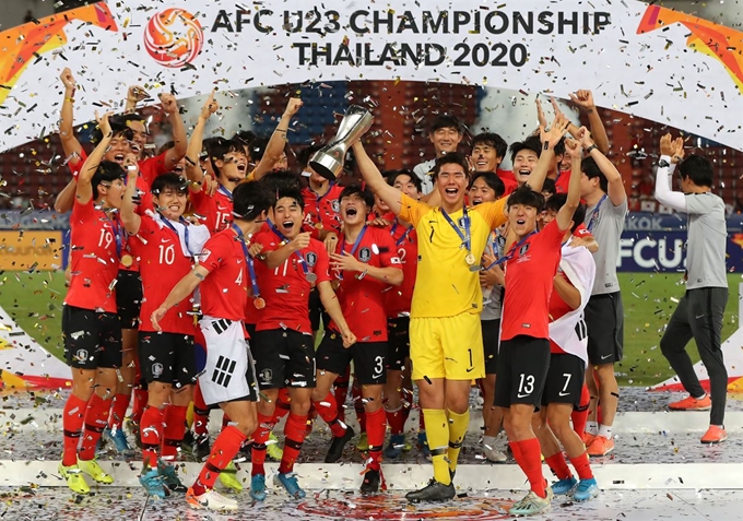 한국 U-23 축구대표팀이 1월 26일 태국 방콕 라자망갈라 스타디움에서 열린 2020 AFC U-23 챔피언십 결승에서 사우디아라비아를 꺾고 우승한 뒤 트로피를 들고 기뻐하고 있다. 방콕=연합뉴스