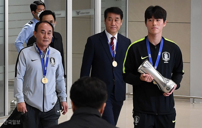 2020 아시아축구연맹(AFC) U-23 챔피언십에서 한국의 역대 첫 우승을 일궈낸 축구 대표팀 주장 이상민(오른쪽)이 1월 28일 오전 인천공항을 통해 귀국, 우승 트로피를 들고 나오고 있다. 서재훈 기자