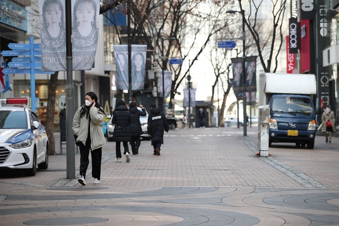 신종 코로나바이러스 감염증(코로나19) 확진자가 3,000명을 넘어선 29일 서울 중구 명동거리가 한산한 모습을 보이고 있다. 신종 코로나 지역사회 전파가 본격화되면서 외부 활동이 많은 20대 확진자 비율이 빠르게 늘었다. 연합뉴스