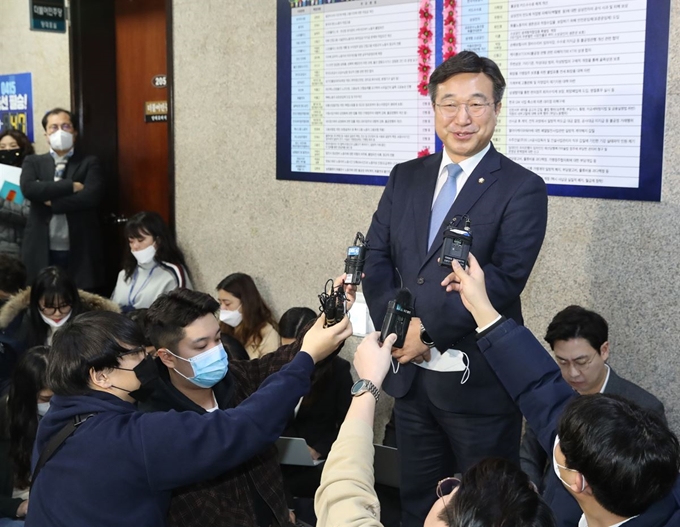 더불어민주당 윤호중 사무총장이 28일 국회에서 민주당 핵심 인사 5인이 마포에 모여 위성정당 창당 논의를 했다는 보도에 대해 “전혀 검토한 적이 없다”고 밝히고 있다. 연합뉴스