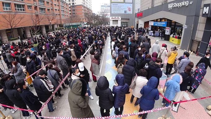 28일 서울 양천구 목동 행복한백화점에서 열린 마스크 긴급 노마진 판매 행사에서 시민들이 마스크를 구매하기 위해 길게 줄을 서 있다. 연합뉴스