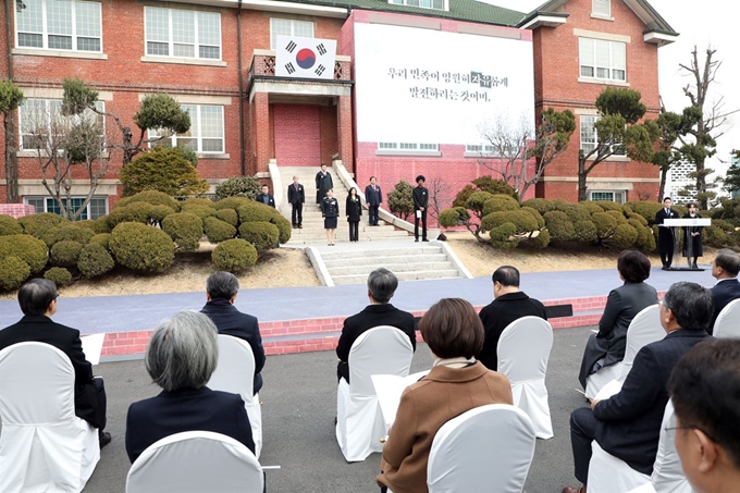 1일 서울 종로구 배화여고에서 열린 제101주년 3.1절 기념식 참석자들 간 거리가 상당히 떨어져 있다. 연합뉴스