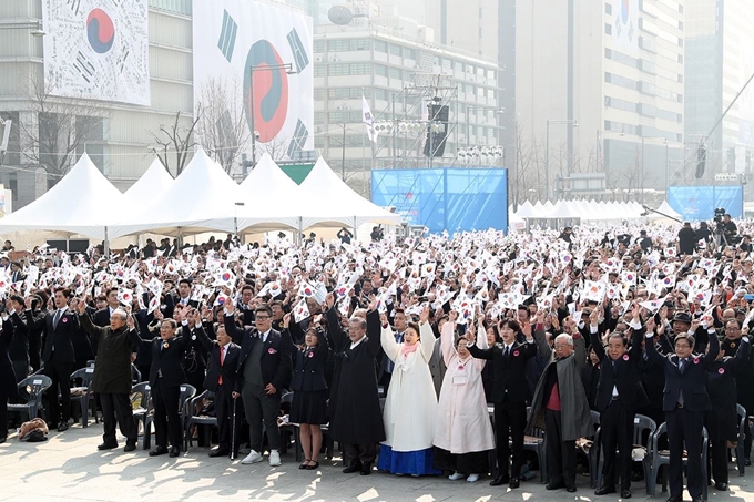 지난해 서울 광화문광장에서 열린 제100주년 3.1절 기념식에서 참석자들이 촘촘히 자리하고 있다. 청와대 제공