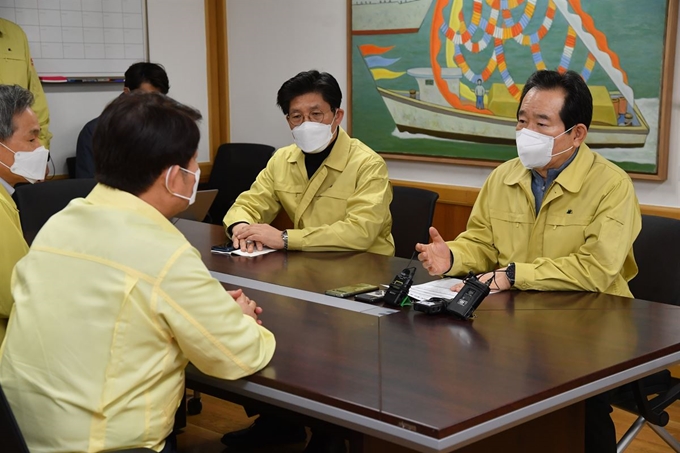 정세균 국무총리가 1일 대구 중구 대구시청에서 권영진 대구시장과 대구 경북 지역의 부족한 병상 문제와 중국의 마스크 지원 문제를 논의하고 있다. 총리실 제공