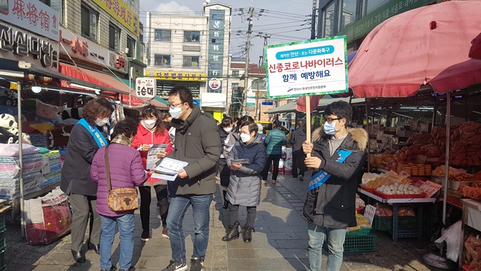 안산시 공무원들이 원곡동 다문화특구에서 코로나19 예방수칙이 담긴 안내문을 배포하고 있다. 안산시 제공