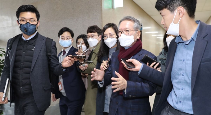 김형오(오른쪽 두번째) 미래통합당 공천관리위원장이 28일 국회에서 열린 공천관리위원회 회의에 참석하며 기자들의 질문에 답하고 있다. 연합뉴스