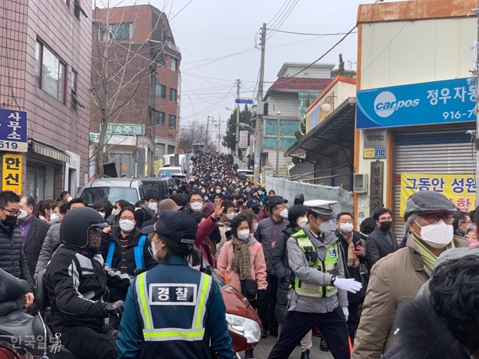 [저작권 한국일보]1일 서울 성북구 장위2동에 있는 사랑제일교회에서 문재인하야범국민투쟁본부(범투본)가 주말 예배를 마치고 나가고 있다. 이날 예배에는 집회측 추산 3천명의 사람이 참석했다. 김영훈 기자