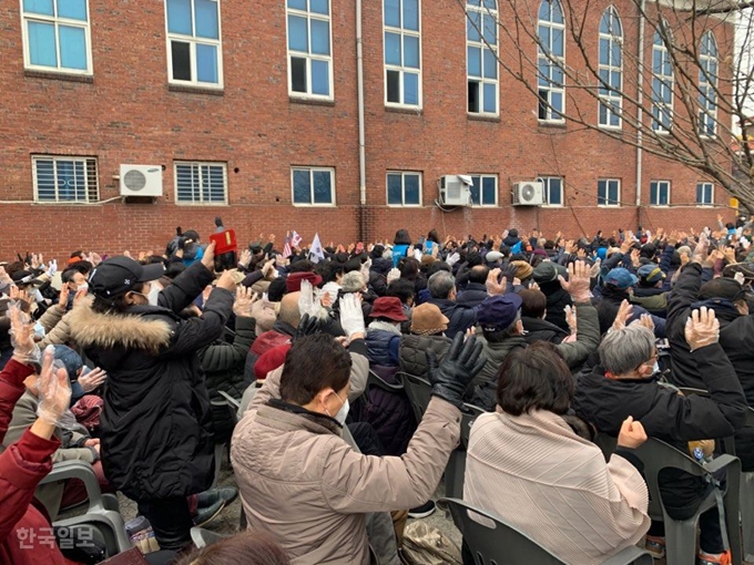 [저작권 한국일보]1일 서울 성북구 장위2동에 있는 사랑제일교회에서 문재인하야범국민투쟁본부(범투본)가 주말 예배를 진행하고 있다. 이날 예배에는 집회측 추산 3천명의 사람이 참석했다. 김영훈 기자