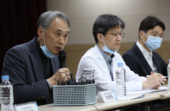 1일 서울 중구 국립중앙의료원에서 열린 신종감염병 중앙임상위원회 기자회견에서 오명돈 위원장이 발언하고 있다. 연합뉴스