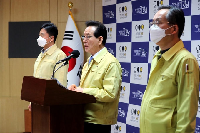 정순균(가운데) 강남구청장이 1일 코로나19 확진자와 관련해 긴급브리핑을 하고 있다. 강남구 제공