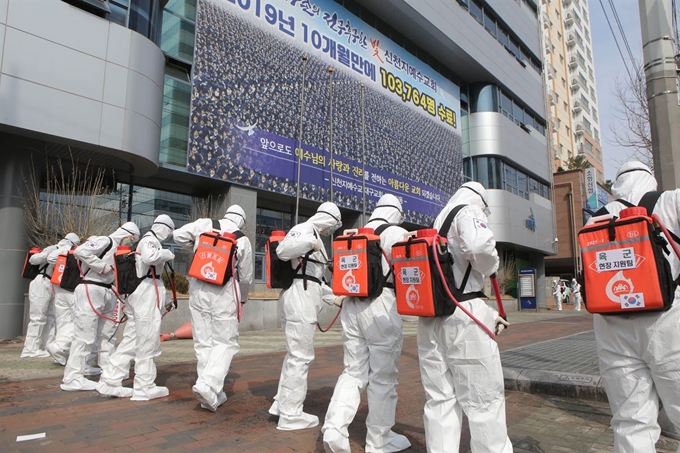 1일 대구 중구 신천지 대구교회 일대에서 육군 제2작전사령부 장병 50여명이 신종 코로나바이러스 감염증(코로나19) 확산 방지를 위한 방역·소독 작전을 벌이고 있다. 육군 제2작전사령부 제공