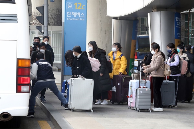 지난달 24일, 단국대 중국인 유학생들이 인천국제공항 제1터미널을 통해 입국, 학교 측이 준비한 버스에 오르고 있다. 뉴스1