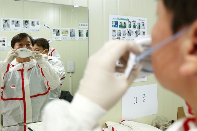 안철수 국민의당 대표가 1일 대구시 중구 계명대 동산병원에서 신종 코로나바이러스 감염증(코로나19) 자원봉사자로 나서 봉사활동을 펼치고 있다. 뉴스1