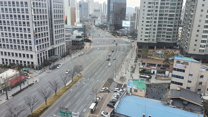 [저작권 한국일보]휴일인 1일 오후 대구 중구 달구벌대로 계산오거리 주변 도로. 평소 주말 오후엔 인근 백화점 이용 차량 등으로 교통 혼잡이 극심한 곳이다. 정광진 기자 kjcheong@hankookilbo.com