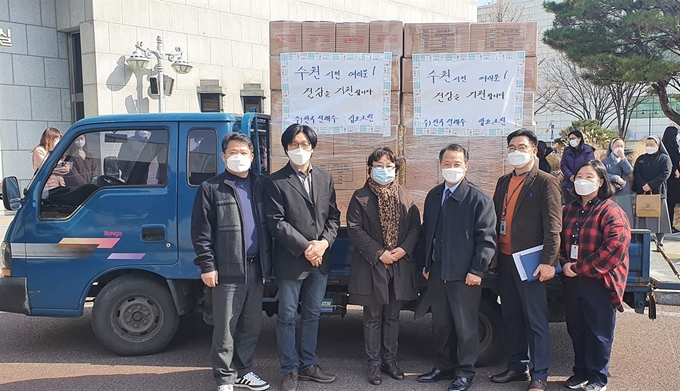 수원시 영통구 소재 ㈜앱소는 지난달 24일 "취약계층에 써 달라"며 손 소독제 4,000개(시가 3,000만 원 상당)를 수원시에 기증하면서 기념 촬영을 하고 있다. 수원시 제공