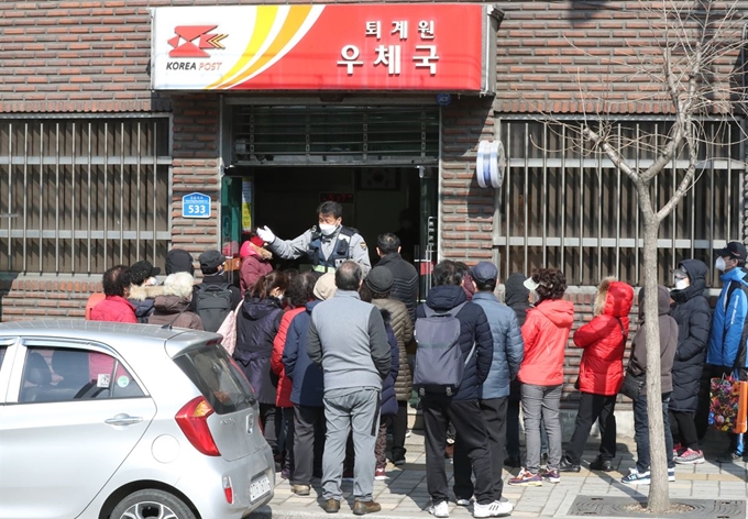 2일 오전 경기 남양주시 퇴계원우체국에서 공적 판매 마스크를 구매하기 줄을 섰다가 부족한 마스크 물량 탓에 번호표를 받지 못한 시민들의 항의가 이어지자 경찰이 출동해 양해를 구하고 있다. 이날 전국 읍면 우체국에서는 1인당 5매씩 80세트의 한정된 물량을 판매했다.