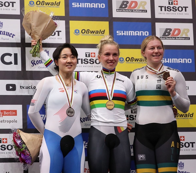 이혜진(왼쪽)이 독일 베를린에서 열린 2020 UCI 세계트랙사이클선수권대회에서 은메달을 따 시상식 위해서 기념 촬영을 하고 있다. 베를린=EPA연합뉴스