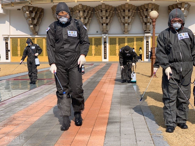 2일 서울 성북구 월곡동의 한 종교시설에서 수도방위사령부 예하 56보병사단 용마부대 장병들이 신종 코로나 확산방지를 위한 방역 작업을 하고 있다. 김영훈 기자