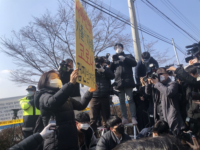 2일 이만희 신천지예수교 총회장의 기자회견이 예정된 경기 가평군 청평면 평화의궁전(평화연수원) 앞에 신천지 피해자들과 취재진, 주민, 경찰 및 도청 관계자들이 뒤엉켜 있다. 이승엽 기자