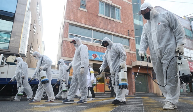 2일 울산시 남구 삼산동 행정복지센터 인근에서 신종 코로나바이러스 감염증(코로나19) 확산을 막기 위해 조직된 남구 특별·주민방역단이 소독을 하고 있다. 울산=연합뉴스