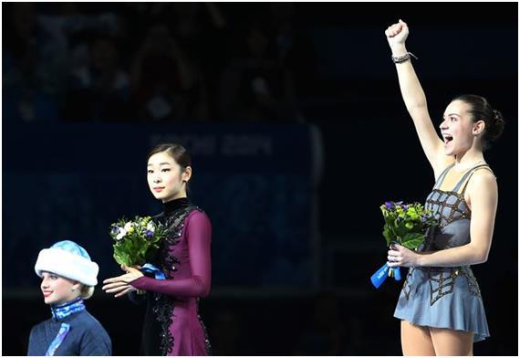 소치동계올림픽에서 은메달을 차지한 김연아(왼쪽)가 금메달을 획득한 러시아의 아델리나 소트니코바에게 박수를 보내고 있다. 연합뉴스