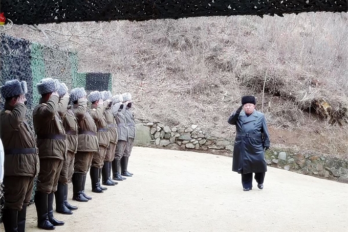 김정은 북한 국무위원장이 지난달 28일 실시된 인민군 3군 합동타격훈련을 참관하면서 사열을 받고 있다. 연합뉴스