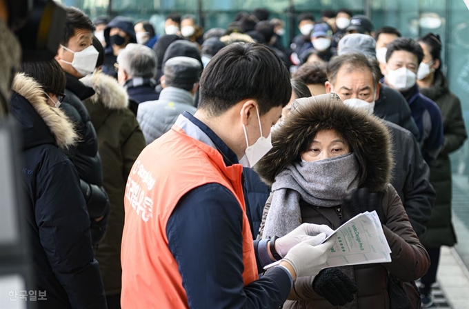 2일 점심시간 원가 마스크를 구매하기 위한 시민들이 번호표를 받기 위해 길게 줄을 서고 있다. 코레일유통은 서울역과 대전역(2일 오후 3시부터), 광주역(3일 오전 10시부터) 중소기업명품마루 매장에서 마스크 1개당 유통마진을 뺀 1,000원에 판매(1인당 5개 한정)한다. 류효진 기자