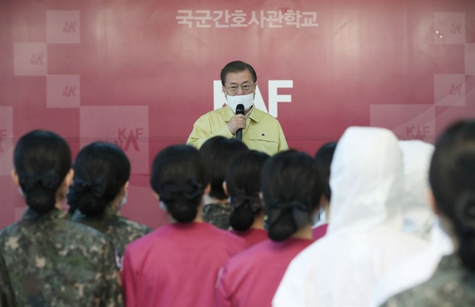 문재인 대통령이 2일 오후 대전광역시 유성구 국군간호사관학교에서 신임 소위들의 선별진료소 훈련을 참관한 뒤 발언하고 있다.